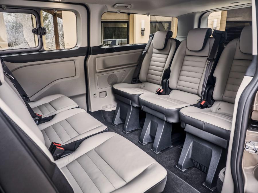 Интерьер Ford Tourneo Custom LWB 2017 года  (WW) (фото 9 из 14)